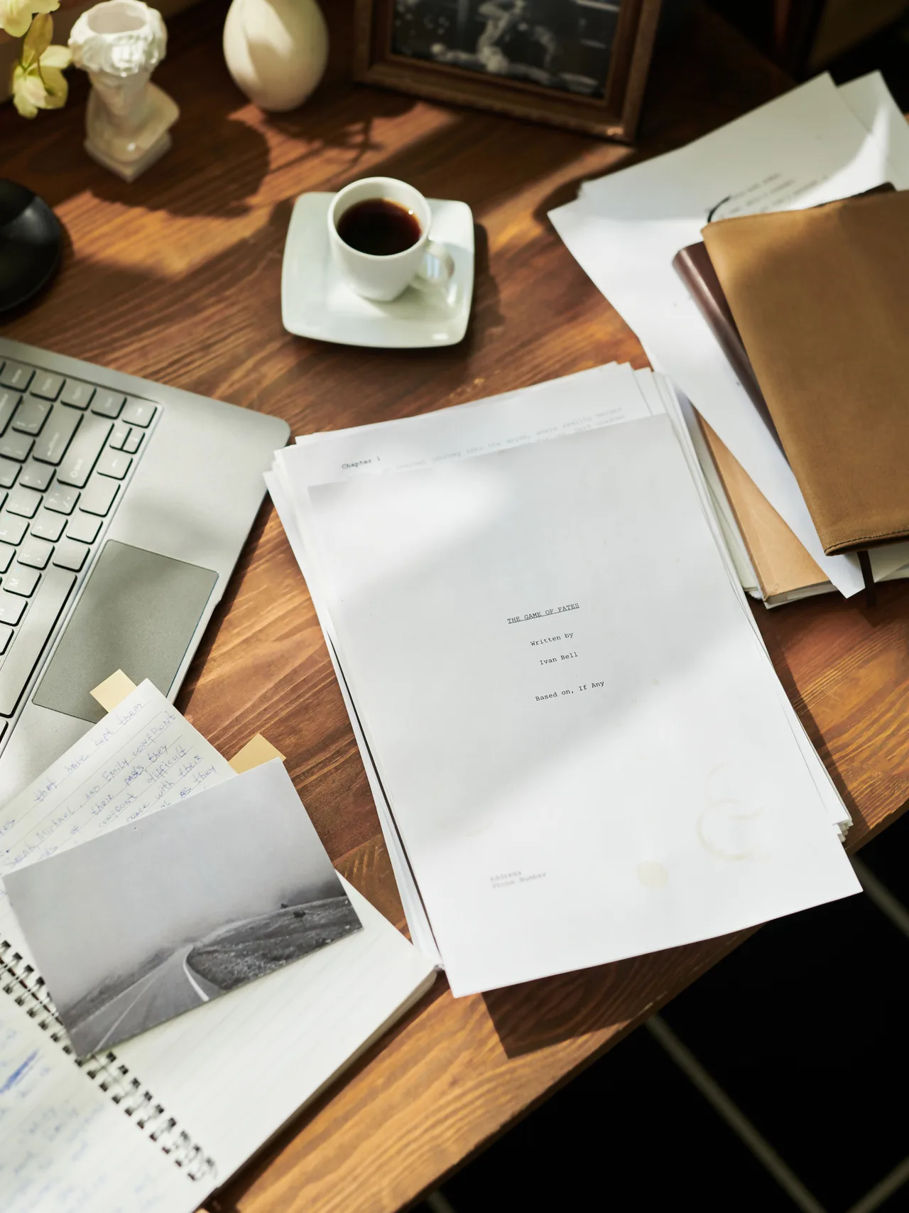 Mesa de trabalho com documentos sobre direitos na saúde